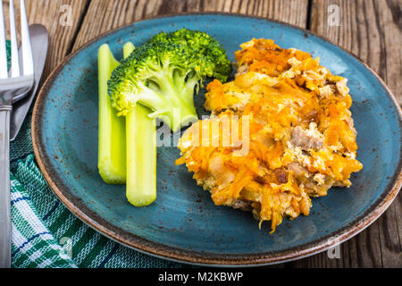 Das gesunde Essen. Mit gedünstetem Fisch und frisches Gemüse Stockfoto