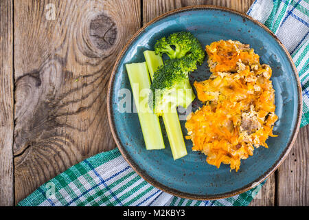 Das gesunde Essen. Mit gedünstetem Fisch und frisches Gemüse Stockfoto