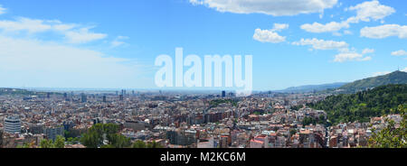 Eine blaue Feder Himmel über Spanisch Barcelona Dächern. Panoramablick auf die Vögel Auge Ansicht Landschaft Collage aus mehreren outdoor Fotos Stockfoto
