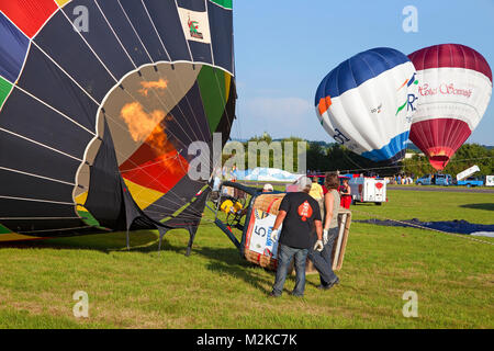 Propan Brenner erwärmt die Luft für Heißluft-Ballon, Mosel Heißluft-Ballon Festival, Trier-Foehren, Foehren, Rheinland-Pfalz, Deutschland, Europa Stockfoto