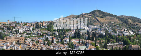 Eine blaue Feder Himmel über Spanisch Granada Dächern. Panoramablick auf die Vögel Auge Ansicht Landschaft Collage aus mehreren outdoor Fotos Stockfoto