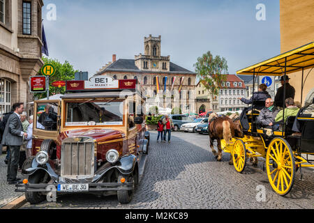 Historische Tour bus, Kutsche mit Touristen am Markt (Marktplatz) in Weimar, Thüringen, Deutschland Stockfoto