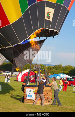 Propan Brenner erwärmt die Luft für Heißluft-Ballon, Mosel Heißluft-Ballon Festival, Trier-Foehren, Foehren, Rheinland-Pfalz, Deutschland, Europa Stockfoto