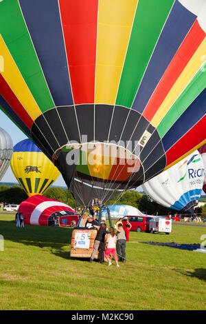 Propan Brenner erwärmt die Luft für Heißluft-Ballon, Mosel Heißluft-Ballon Festival, Trier-Foehren, Foehren, Rheinland-Pfalz, Deutschland, Europa Stockfoto