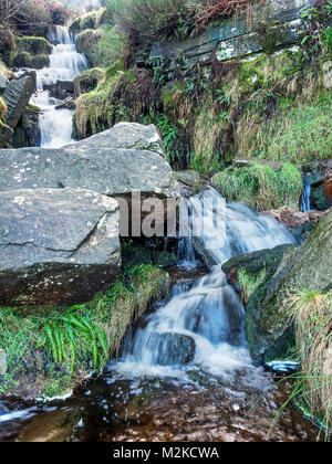 Bronte Wasserfälle stürzen immer schnell abgeräumt und einem felsigen Hügel an Haworth Moor in der Nähe von Haworth West Yorkshire England Stockfoto