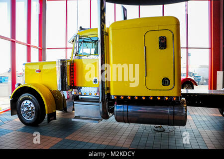 OMAHA, Nebraska - 24. FEBRUAR 2010 - Gelb Peterbuild 379 Semi Truck angezeigt bei Iowa 80 Truckstop. Stockfoto