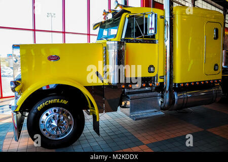 OMAHA, Nebraska - 24. FEBRUAR 2010 - Gelb Peterbilt 379 Semi Truck angezeigt bei Iowa 80 Truckstop. Stockfoto