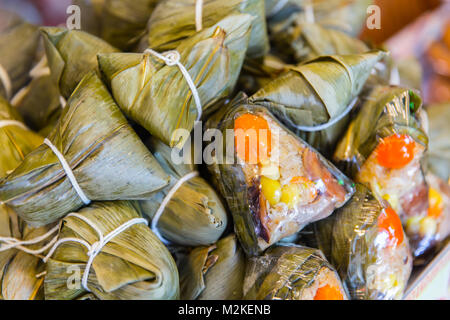 Zongzi klebriger Reis Knödel in Bambus Blatt oder Dragon Boat Festival Reis Knödel Stockfoto