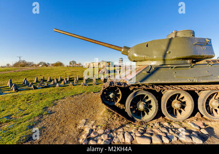 Sowjetische T-34 mittlerer Panzer, Miedzyrzecz Festung Region (Festungsfront Oder-Warthe-Bogen; OStwall). In 1934-44 erbaut, war es Die technologicall Stockfoto