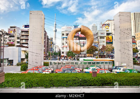 TOKYO, Japan - 27. OKTOBER 2014: Tokyo Skytree zwischen Gebäuden, von keiyo National Road fotografiert gesehen, südlich von kinshicho Bahnhof in Jap Stockfoto