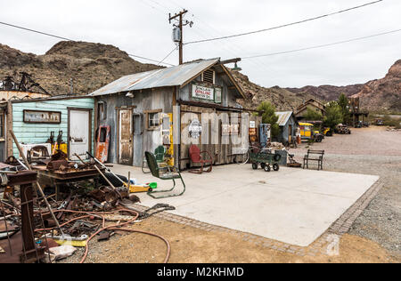 NELSON, USA - 10. Juni: Altes Holzhaus und rostige alte Kraftstoffpumpe in Nelson Nevada Geisterstadt am 10. Juni ,2015 Stockfoto