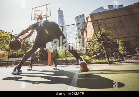 Zwei Basketballspieler herumhängen und Spaß haben Stockfoto