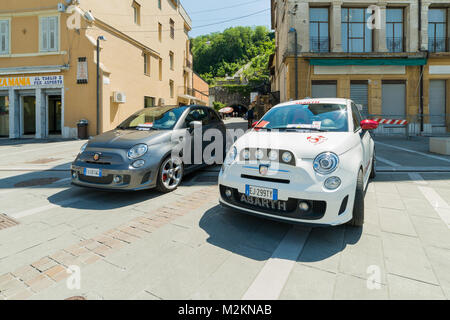 Gorizia, Italien MAI 22,2016: Foto von einem Fiat 500 Club Isonzo treffen. Die 595 und SS unterscheidet sich wesentlich von der Tourismus für die aggressive appearan Stockfoto