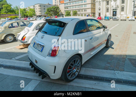 Gorizia, Italien MAI 22,2016: Foto von einem Fiat 500 Club Isonzo treffen. Die 595 und SS unterscheidet sich wesentlich von der Tourismus für die aggressive appearan Stockfoto