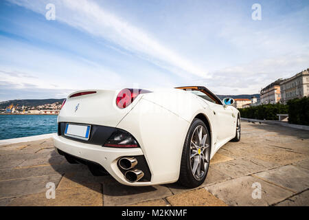 MUGGIA, Italien Oktober 18, 2010: Foto von einem Ferrari California Spider. Der Ferrari California ist ein Grand Touring 2+2 Sportwagen des italienischen produziert Stockfoto