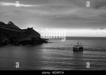 Eine rote Trawler Yacht zurück auf fowey am Morgen ein paar Stunden, bevor es zum ersten Mal in 8 Jahren schneit Stockfoto