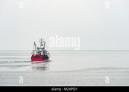 Ein großes Fischerboot Köpfe heraus in die unberührte weiße der Schnee Wolken in Fowey, Cornwall. In der Nähe von white out Bedingungen ereilte Cornwalls Meere, wie es sn Stockfoto