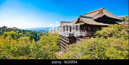 KYOTO, Japan - 24.Oktober 2014: Kiyomizu-dera Bühne mit Herbstfarben auf Okt. 24, 2014 in Kyoto, Japan. In den 700, der gegenwärtigen Struktur gegründet. Stockfoto