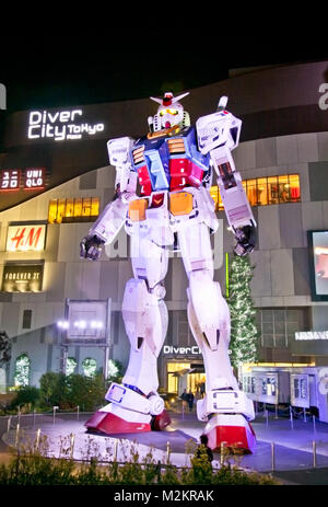 ODAIBA, Tokio - Januar 28, 2014: Das ist 1:1 Nachbildung des titelgebenden japanischer Roboter anime Gundam. Stehend 18 m groß vor Diver Stadt in Tokio, Japan. Stockfoto