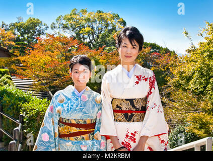 KYOTO - Okt 24,2014: Zwei japanische Frauen mit traditionellen Kimono im Herbst Park am 24.Oktober 2014, Kyoto, Japan. Anzeigen der Herbst Laub ist eine kulturelle Vergangenheit Stockfoto