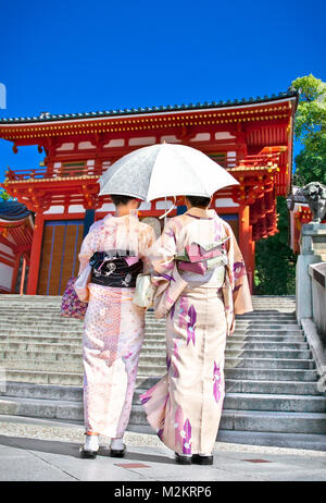 Japanische Mädchen mit traditionellen japanischen Anzug (Yukata) sind zu Fuß in den Yasaka-jinja Schrein in Kyoto, Japan. Stockfoto