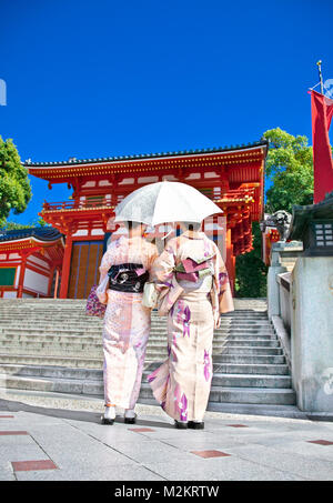 Japanische Mädchen mit traditionellen japanischen Anzug (Yukata) sind zu Fuß in den Yasaka-jinja Schrein in Kyoto, Japan. Stockfoto