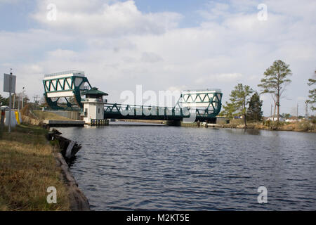 Große Brücke, Brücke, in Chesapeake, Va., wurde im Jahr 2004 abgeschlossen und überquert die Albemarle und Chesapeake Kanal. Durch die AMERIKANISCHE Armee Korps der Ingenieure errichtet, es ist das erste voll hydraulisch betriebene Brücke in Virginia. Toll Bridge, Bridge (080115-A-001-5177 B) durch norfolkdistrict Stockfoto