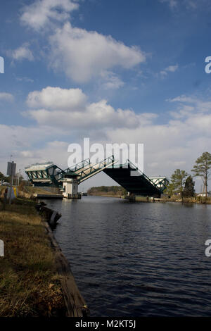 Große Brücke, Brücke, in Chesapeake, Va., wurde im Jahr 2004 abgeschlossen und überquert die Albemarle und Chesapeake Kanal. Durch die AMERIKANISCHE Armee Korps der Ingenieure errichtet, es ist das erste voll hydraulisch betriebene Brücke in Virginia. Toll Bridge, Bridge (080115-A-005-5177 B) durch norfolkdistrict Stockfoto