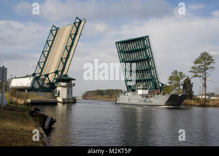 Große Brücke, Brücke, in Chesapeake, Va., wurde im Jahr 2004 abgeschlossen und überquert die Albemarle und Chesapeake Kanal. Durch die AMERIKANISCHE Armee Korps der Ingenieure errichtet, es ist das erste voll hydraulisch betriebene Brücke in Virginia. Toll Bridge, Bridge (080115-A-5177 B-025) von norfolkdistrict Stockfoto