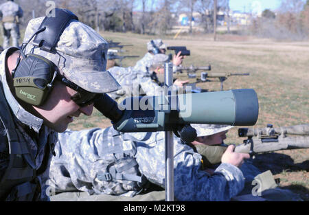 Armee SPC. Craig Feldshneider, 1-124 Reiterregiment, Spuren der Pfad der Runden seiner Dreharbeiten Partner während der scharfschütze Teil des 2014 Governor's 20 Wettbewerb, am Lager Swift, in der Nähe von Austin, Texas, am Samstag, 11. Januar 2014 statt. Die "Governor's 20' Wettbewerb ist Fähigkeiten eine jährliche Veranstaltung Testing Service Mitglieder mit dem Gewehr, Pistole, Scharfschützengewehr, und Light Machine Gun. Dieser Teil der vierteiligen schießende Gleiche beinhaltet Scharfschützen schießen traditionellen silhouette Targets. Eine zusätzliche Herausforderung kommt in Form eines Poker Spiel wo Scharfschützen hatten durch Karten wie die zu schießen Stockfoto