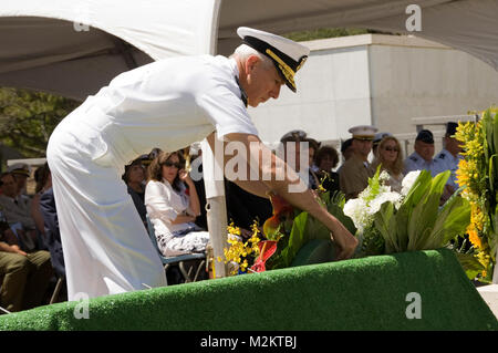 120425-N-JZ 251-013 CAMP 1234567 Schubert, Hawaii (April 25, 2012) --Commander, US Pacific Command, Adm. Samuel Locklear Orte einen Kranz vor der Nationalen Gedenkstätte Friedhof der Pazifik hier in Hawaii der Australischen und Neuseeländischen Soldaten, die im Ersten Weltkrieg Australien, Neuseeland gekämpft und ihre Verbündeten halten diese Zeremonie rund um den Globus, die diese Website in Hawaii der letzte Platz in an diesem Tag zu beobachten, zu ehren. Us Navy Foto von MC1 (SW/AW) Danny Hayes Samuel Locklear Orte einen Kranz vor der Nationalen Gedenkstätte Friedhof von # FIRMA PACOM Stockfoto