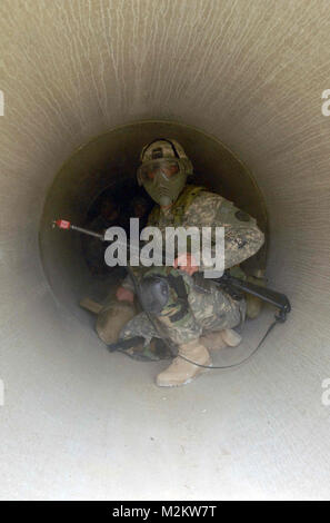 Mitglieder der Bekämpfung der Lebensretter Kurs in einem Feld Training übung an der militärischen Operation der städtischen Ausbildung Website auf Fort Harrison, Mont 25. September 2008 teilnehmen. Während in der Ftx teilnehmenden Studenten waren in der Lage, sich zu setzen, um die Fähigkeiten, die Sie vor Kurzem in der Klasse auf den stressigen Situationen im Bereich gelernt hatte zu üben. CLS-Übung bei MOUT site durch Montana National Guard Stockfoto