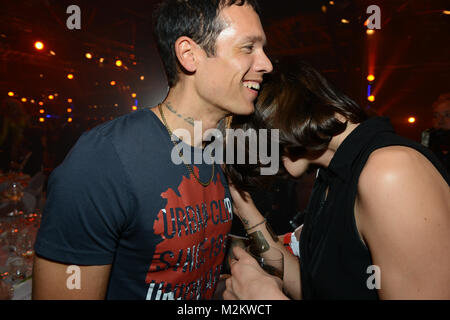 Dante Thomas, Tessa Bergmeier, intensives Gespraech, Liebe, Affaere, turteln, tiefe Blicke, verliebte, Saenger, Germany"s Next Topmodel, ex, Kandidatin, After Show Party, Deutscher Radio Preis 2012, Hamburg, 06.08.2012, Peisverleihung, Schuppen 52, roter Teppich, Flashpic, Jens Krick