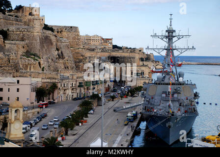 010609-N -6544 L-166: Valetta, Malta - USS Barry (DDG52) in Port Hier während seiner Besuchen Sie das 100-jährige Jubiläum der "Großen Weißen Flotte zu gedenken", eine historische U.S. Navy goodwill Reise um die Welt, ein Stop in Malta im Jahr 1909 enthalten. 1907, Präsident Theodore Roosevelt sandte 16 Schlachtschiffe, darunter 14.000 Matrosen und Marines auf einem 14-monatigen Reise in die Welt der Freundschaft und die Vereinigten Staaten ihr Engagement für die Verbesserung der multilateralen Aktivitäten zu demonstrieren. Die Reise besucht 20 Häfen auf sechs Kontinenten und reisten 43.000 Meilen. Denn die Schiffe wurden whi lackiert Stockfoto