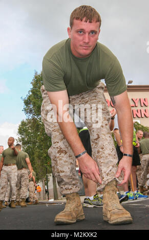 Sgt. Dakota Meyer, eine Ehrenmedaille Empfänger, posiert für ein Foto Sept. 29, in dem die Stiefel, die er trug, als er die Aktionen, führte ihn die Medaille zu erhalten. Meyer erklärte, dass dies das erste Mal war, hatte er seine Stiefel getragen, da diese Aktionen statt. Tunnel zu Türmen, einem 5-km-Lauf, wird jährlich zu Ehren des Feuerwehrmann Stephen Siller statt. Siller, der auf das World Trade Center durch den Battery Tunnel mit all seinen Gang lief auf während der Angriffe auf 9/11, letztlich verlor sein Leben bei seinem Versuch, andere zu speichern. (U.S. Marine Corps Foto vom Kapitän Timothy Irish). 130929-M-JJ 31. Stockfoto