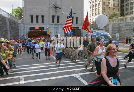Marines vom 1st Marine Corps Bezirk, Recruiting Station New York und 6. Communications Bataillon verlassen Sie die Battery Tunnel mit Tausenden von Läufer während der Tunnel zu Türmen laufen Sept. 29. Die Tunnel Türme laufen ist eine jährliche Veranstaltung zu erinnern Feuerwehrmann Stephen Siller, der sein Leben während der Angriffe auf 9/11 verloren. Während der Angriffe, Siller lief auf das World Trade Center durch den Battery Tunnel, mit all seinen Gang auf ihn. (U.S. Marine Corps Foto vom Kapitän Timothy Irish). 130929-M-JJ 315-012 durch NYCMarines Stockfoto