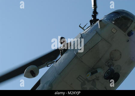 Die Mannschaft Leiter eines CH-46 E von Marine Medium Helicopter Squadron 774, hier als Teil der Special Purpose Marine Boden Task Force New York überprüft die Landing Zone an der Orchard Beach in der Bronx 22. Mai während einer Flotte Woche Hubschrauber raid-Demonstration. (Offizielle Marine Corps Foto von Lance Cpl. Jad Sleiman) 090522-M -3107 S-0012 von NYCMarines Stockfoto