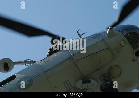 Die Mannschaft Leiter eines CH-46 E von Marine Medium Helicopter Squadron 774, hier als Teil der Special Purpose Marine Boden Task Force New York überprüft die Landing Zone an der Orchard Beach in der Bronx 22. Mai während einer Flotte Woche Hubschrauber raid-Demonstration. (Offizielle Marine Corps Foto von Lance Cpl. Jad Sleiman) 090522-M -3107 S-0013 von NYCMarines Stockfoto