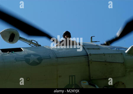 Marines von Marine Boden Task Force New York sichern eine Landing Zone während Hubschrauber raid-Demonstration an der Orchard Beach in er Bronx 22. Mai. (Offizielle Marine Corps Foto von Lance Cpl. Jad Sleiman) 090522-M -3107 S-0014 von NYCMarines Stockfoto