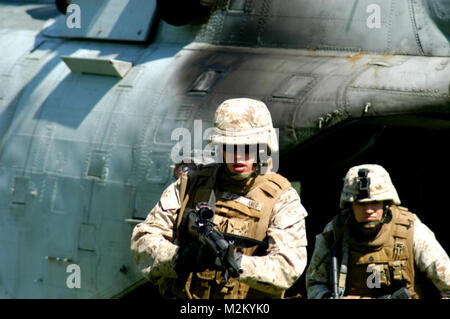 Marines von Marine Boden Task Force New York sichern eine Landing Zone während Hubschrauber raid-Demonstration an der Orchard Beach in er Bronx 22. Mai. (Offizielle Marine Corps Foto von Lance Cpl. Jad Sleiman) 090522-M S -3107 -0038 durch NYCMarines Stockfoto