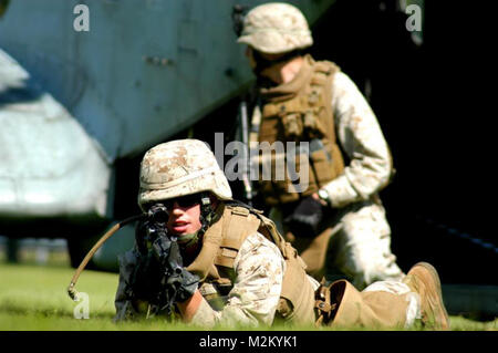 Marines von Marine Boden Task Force New York sichern eine Landing Zone während Hubschrauber raid-Demonstration an der Orchard Beach in er Bronx 22. Mai. (Offizielle Marine Corps Foto von Lance Cpl. Jad Sleiman) 090522-M -3107 S-0040 von NYCMarines Stockfoto