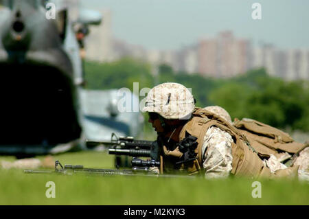 Marines von Marine Boden Task Force New York sichern eine Landing Zone während Hubschrauber raid-Demonstration an der Orchard Beach in er Bronx 22. Mai. (Offizielle Marine Corps Foto von Lance Cpl. Jad Sleiman) 090522-M S -3107 -0043 durch NYCMarines Stockfoto