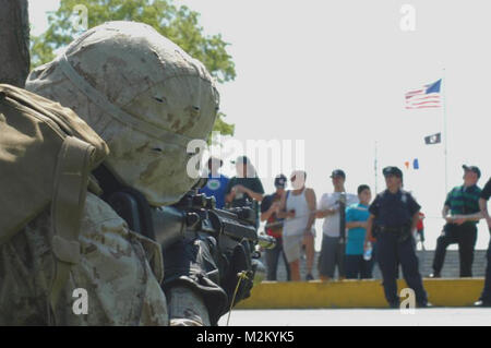 Marines von Marine Boden Task Force New York sichern eine Landing Zone während Hubschrauber raid-Demonstration an der Orchard Beach in er Bronx 22. Mai. (Offizielle Marine Corps Foto von Lance Cpl. Jad Sleiman) 090522-M -3107 S-0108 von NYCMarines Stockfoto