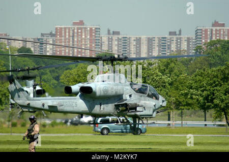 Die AH-1W Super Cobra Kampfhubschrauber vom Marine Medium Helicopter Squadron 774 (verstärkt), Special Purpose Marine Air Ground Task Force New York kommt, in seinem Landing Zone am Strand Orhcard in der Bronx als Teil eines Hubschraubers raid-Demonstration am 22. Mai. (Offizielle Marine Corps Foto von Lance Cpl. Jad Sleiman) 090522-M S -3107 -0149 durch NYCMarines Stockfoto