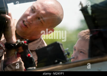 Ein Marines vom 2 Bataillon, 6 Marine Regiment mit speziellen Zweck Marine Air Ground Task Force New York, bis 24 Marine Expeditionary Unit led, zeigt ein Kind das Innenleben eines AH-1W Cobra Helikopter in der Eisenhower Park in Long Island, New York, Mai 23. Die Veranstaltung erlaubt Bereich Bewohner durch Hubschrauber zu gehen und statische Darstellungen von Waffen. Die 24. MEU hat mehr als 900 Marines, die zu präsentieren mehrere Ereignisse für die New Yorker Flotte Woche 2009 geplant sind. (Offizielle Marine Corps Foto: Cpl. Patrick Fleischman) Suchen um durch NYCMarines Stockfoto