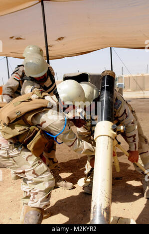 Einstellen der Mörtel System. Kontingenz BETRIEBSSTÄTTE MAREZ, Irak - Mörtel Besatzungsmitglieder auf das erste Bataillon zugeordnet, 10 Brigade, 3 irakische Armee Division, die angemessene Höhe und Ablenkung auf ein 120 mm Mörser System während der Ausbildung bei Ghuzlani Warrior Training Center, Irak, 13. Juni 2011 zu finden. Soldaten in den 1 Geschwader zugewiesen sind, 9.Kavallerie Regiments, 4. Beraten und Unterstützen Brigade, 1.Kavallerie Division, Zug IA Soldaten auf die Kriegsführung Taktik ihre Schlagkraft zu erhöhen, während vier-wöchigen Kurse an GWTC. (U.S. Armee Foto von SPC. Engel Turner, 4. AAB PAO, 1.Cav. Div., USD Stockfoto