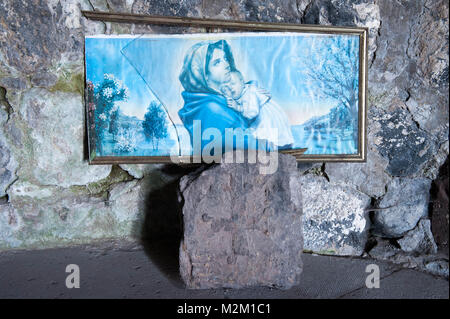 Broken Frame mit Bildern der Heiligen Maria und Kind. Stockfoto