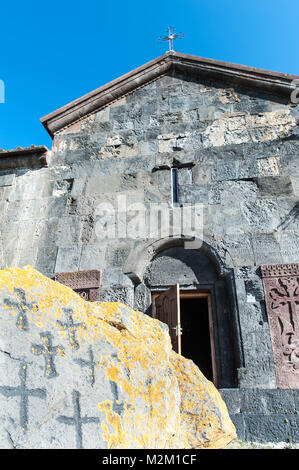 Der Komplex der Sevanavank besteht aus Sts. Arakelots und Karapet Kirchen, eine zerstörte gavit und eine teilweise rekonstruiert Bereich für Mönch Zellen. Stockfoto