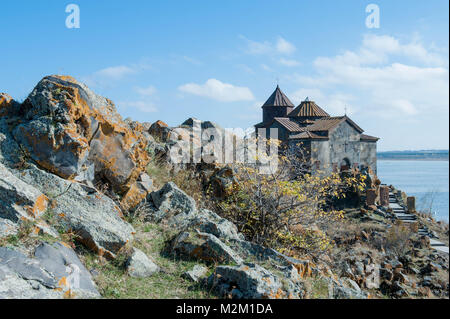 Der Komplex der Sevanavank besteht aus Sts. Arakelots und Karapet Kirchen, eine zerstörte gavit und eine teilweise rekonstruiert Bereich für Mönch Zellen. Stockfoto