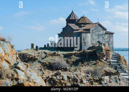 Der Komplex der Sevanavank besteht aus Sts. Arakelots und Karapet Kirchen, eine zerstörte gavit und eine teilweise rekonstruiert Bereich für Mönch Zellen. Stockfoto